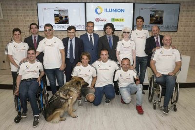 Un grupo de trainers paralímpicos posa, en un reciente encuentro, con el secretario de Estado de Servicios Sociales, Mario Garcés, y responsables de ILUNION, del CSD y del Comité Paralímpico