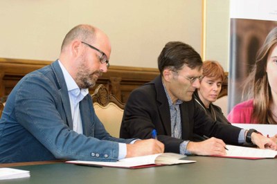 El alcalde de Santiago de Compostela, junto a Alberto Durán (en el centro de la imagen) y Virginia Carcedo, directora de Inserta Empleo