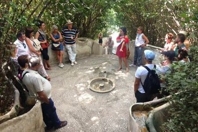 Un grupo de afiliados visita los jardines de el Generalife