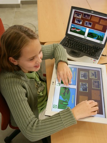 Una alumna ciega utilizando una tableta digital adaptada