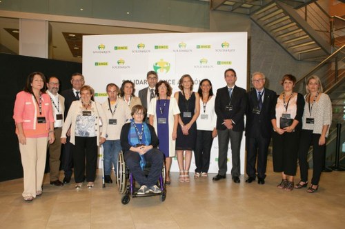 Foto de familia de los premiados con los responsables de la ONCE y  autoridades locales