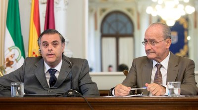 Jesús Hernández y el alcalde de Málaga en el acto de presentación
