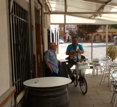 Juan Segundo Nieto reparte ilusión desplazándose por la Puebla de Almoradiel en bicicleta