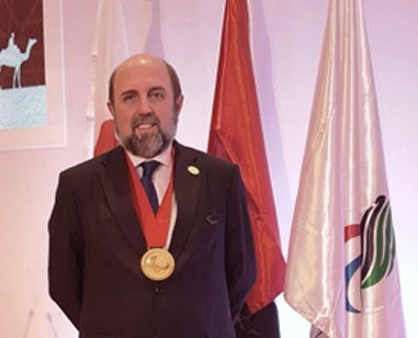 Miguel Sagarra con la medalla de la Orden Paralímpica