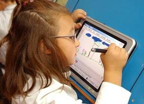 Otra pequeña dibuja en una tableta digital