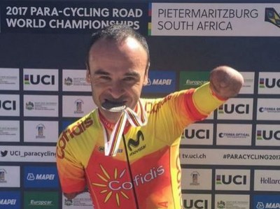 Ricardo Ten con la medalla de plata 