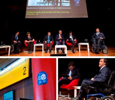 Arriba, mesa inaugural. Abajo, baliza beepcon, e intervención de Jesús Hernández