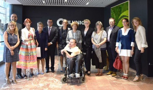 Foto familia de la delegación del PE con los responsables de ONCE, su Fundación e ILUNION en Torre ILUNION