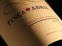 Botella de vino etiquetada en braille