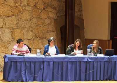 Aitana Martínez (segunda por la derecha) durante su intervención en la mesa inaugural de la jornada