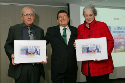 Ángel Sánchez entrega a los representantes de las Asociaciones Mundial y Europea de Loterías sendas reproducciones del cupón que la ONCE dedica al Juego Responsable