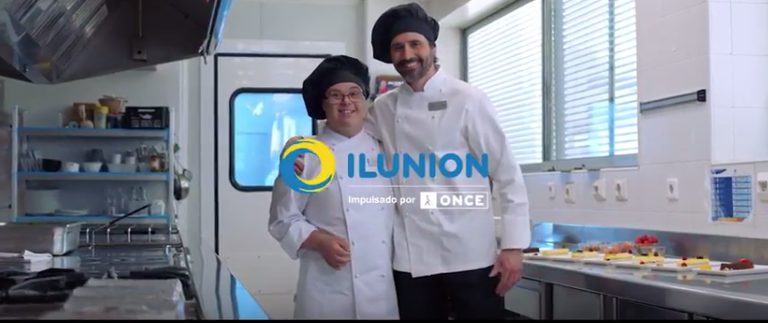 Dos cocineros de ILUNION (uno de ellos con discapacidad intelectual), en una de las imágenes de la campaña