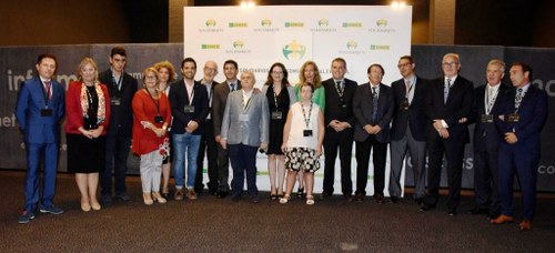 Foto de familia de autoridades y premiados en Valencia