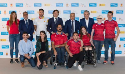 Foto de familia de los firmantes junto al presidente del CSD y varios deportistas olímpicos y paralímpicos