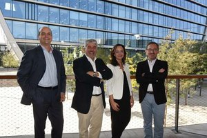 Foto de familia de representantes del BBVA y de ILUNION Tecnología y Accesibilidad en la presentación de la nueva app