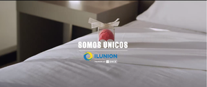Imagen de un regalo/detalle colocado sobre la cama de la habitación de un hotel ILUNION con la que se cierra el anuncio