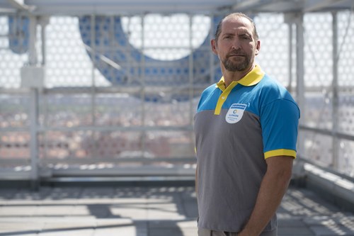 Juan Carlos Gavira ataviado con el uniforme de ILUNION con que aparece en el anuncio