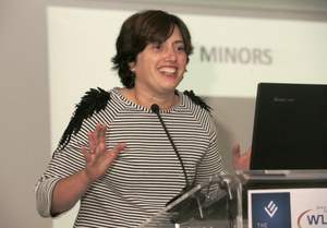 La profesora Ana Estévez durante la presentación de su trabajo de investigación galardonado