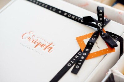 Primer plano de una de las preciosas cajas de 'Enriqueta, regala bonito'