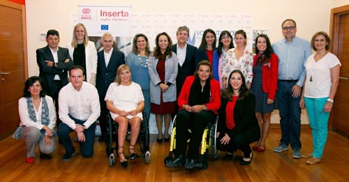 Representantes de los profesionales de Roche y de Fundación ONCE en el acto de presentación del proyecto