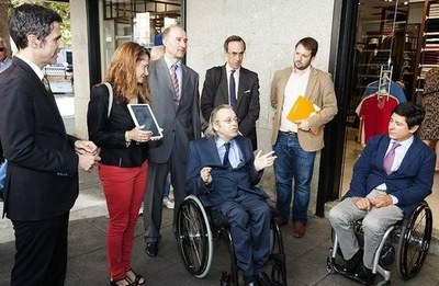 Representantes del CENTAC, de la Administración y el Ayuntamiento durante el recorrido de demostración de las soluciones instaladas