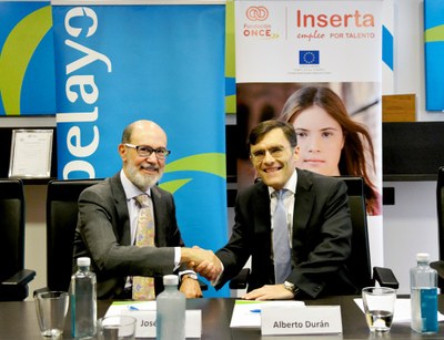 Rúbrica de la renovación del acuerdo por parte de los responsables de Fundación ONCE y del Grupo Pelayo