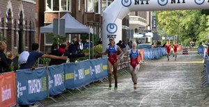 Susana Rodríguez y su guía Mabel Gallardo en el final de la carrera a pie