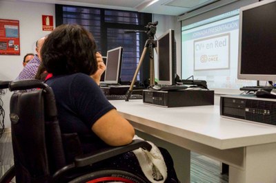 Una de las cursillistas en su puesto de formación, frente a un ordenador