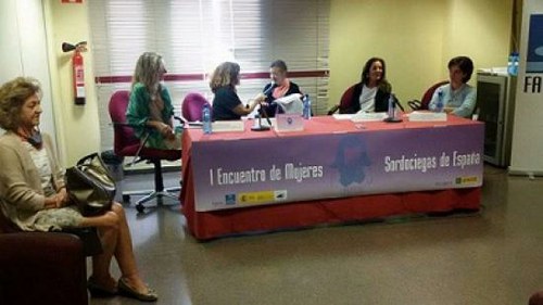 Mesa de participantes en el I Encuentro Estatal de Mujeres Sordociegas