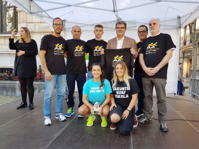 Representantes surf Erauntsi con el Cascabel de Oro 2017, junto a responsables de la ONCE