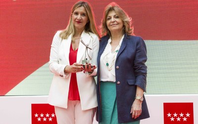 Susana Sánchez sujeta el premio, junto a Engracia Hidalgo