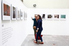 Dos visitantes a la exposición Cámara Lúcida