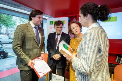 Acto de entrega del material bibliográfico en el Instituto Cervantes de Bruselas