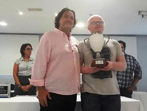 Alejandro Martínez (a la derecha) recoge su trofeo de manos de Francisco José Maldonado, secretario general de la FEDC