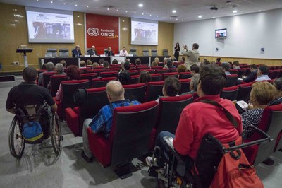 Aspecto de la sala y del público asistente a la jornada celebrada en la sede de Fundación ONCE