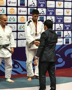 Daniel, en el podio, en el momento de recibir su medalla de bronce