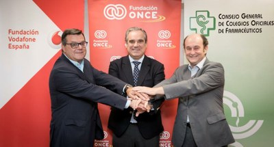 De izquierda a derecha, Martínez Donoso, Jesús Aguilar y Santiago Moreno unen sus manos tras rubricar el acuerdo