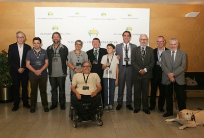 Foto de familia de premiados y autoridades en Cataluña