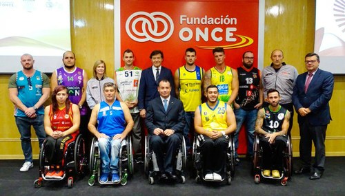 Lete (de pie, en el centro), junto a representantes de la Federación, de Fundación ONCE y jugadores de los equipos que disputan la Liga