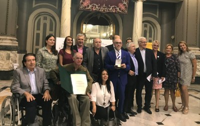 Miembros del Cermi CV con la medalla