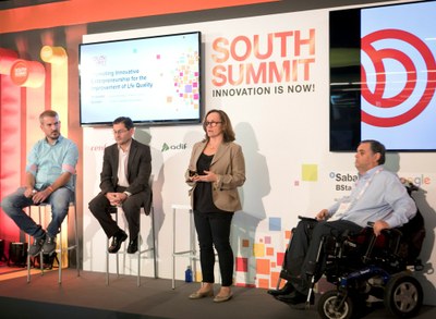 Momento de la intervención de Sabina Lobato en el encuentro, junto a Jesús Hernández ( a la derecha) y otros ponentes