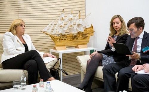Patricia Sanz y Alberto Durán (a la derecha) exponen sus planteamientos a la comisaria Corina Cretu