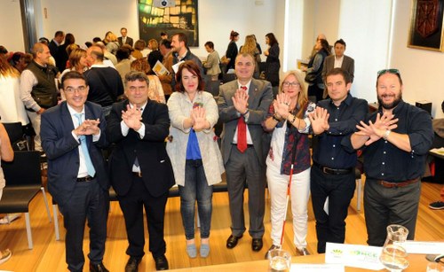 Responsables de la ONCE, FOAPS y autoridades navarras en el acto