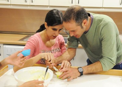 Una joven afiliada en un taller de cocina impartido en la Delegación Territorial de Madrid