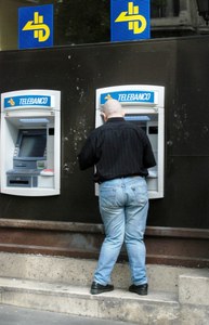 Una persona con discapacidad realiza una operación en un cajero automático
