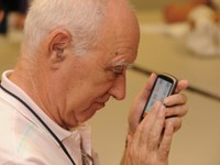 Una persona mayor afiliada consulta su smartphone