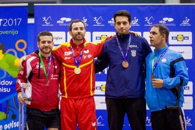 Valera, segundo por la izquierda, con su medalla de oro