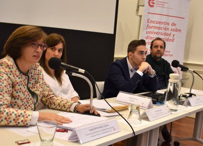 Isabel Martínez, a la izquierda, y Carlos Quirós en el centro de la imagen durante la ponencia impartida por la representante de Fundación ONCE