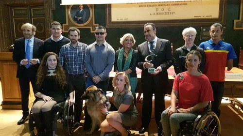 Carballeda y Marina del Corral, junto a deportistas paralímpicos, tras recoger el premio