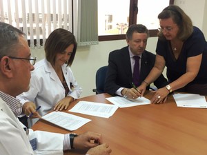 Cristóbal Martínez rubricando el acuerdo con Mª Dolores Acón